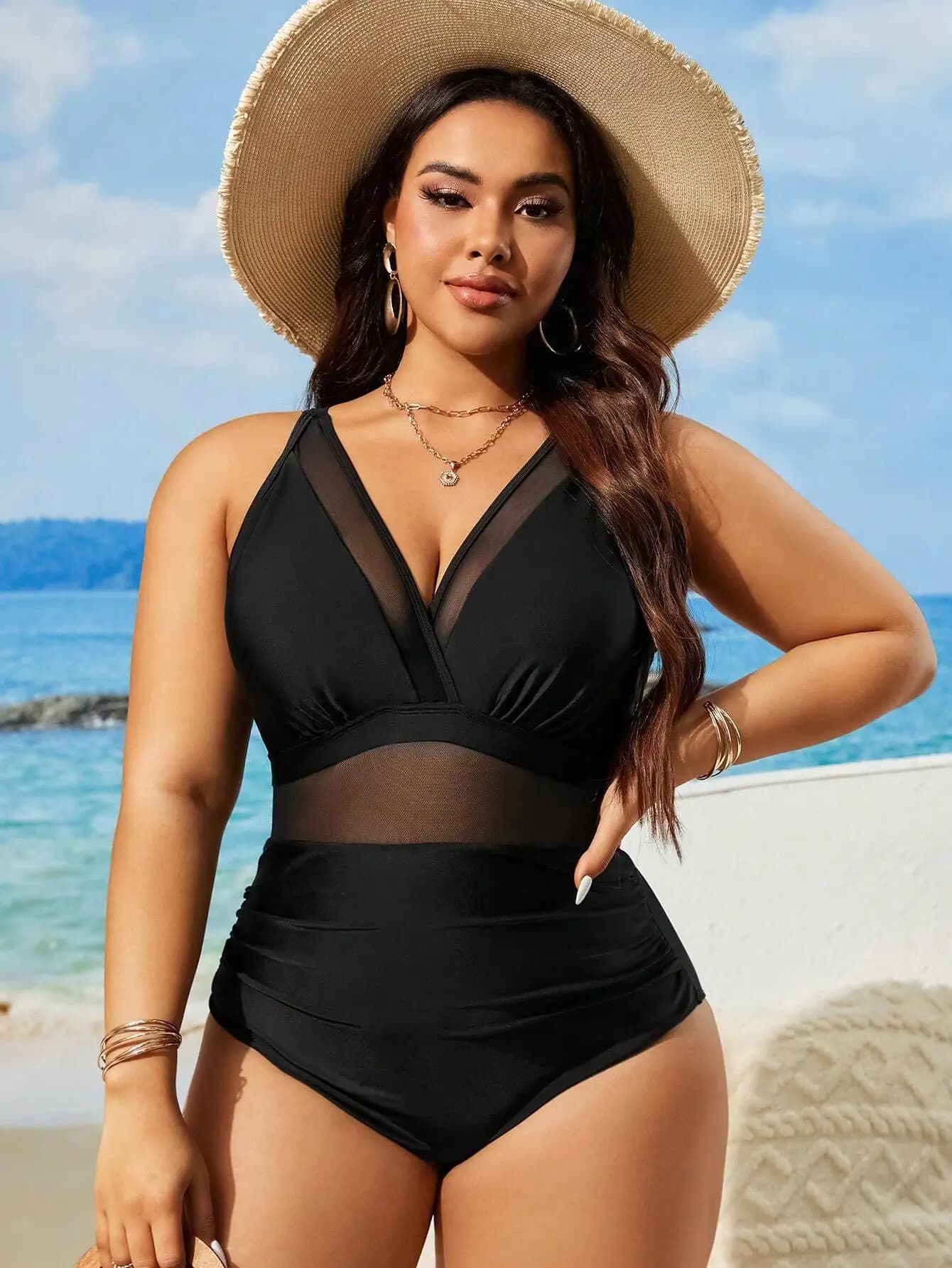 Costume intero nero a vita alta taglie forti con inserto in rete trasparente e scollo a V per copertura totale, ideale per la spiaggia