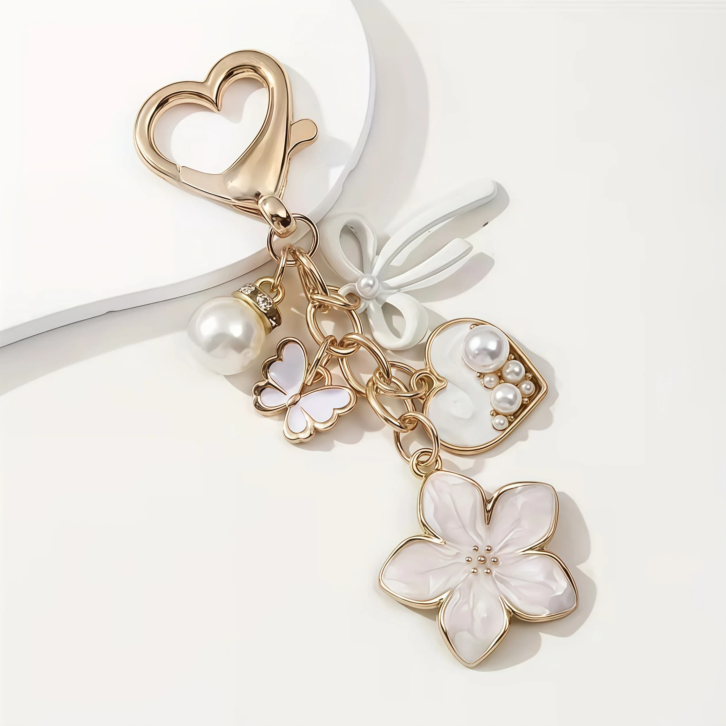 Un elegante e alla moda portachiavi con ciondolo a forma di cuore, fiore, farfalla, con perle finte, per chiavi, portafoglio, accessori per borse, ciondolo per zaino, regalo ideale per gli amici a compleanno o per San Valentino.