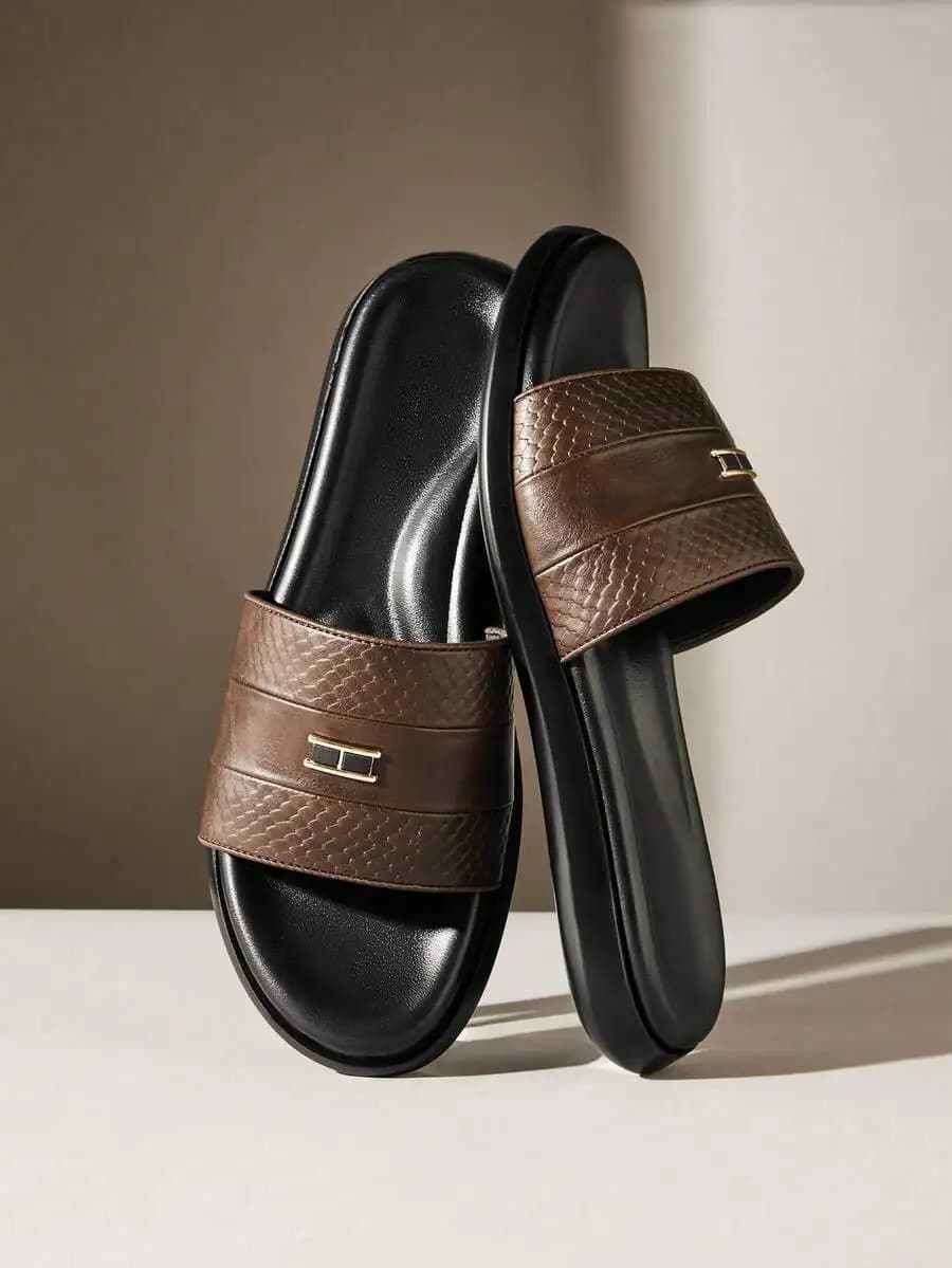 Sandali da uomo in metallo con decorazioni, design a fascia singola, calzature casual e comode per tutti i giorni