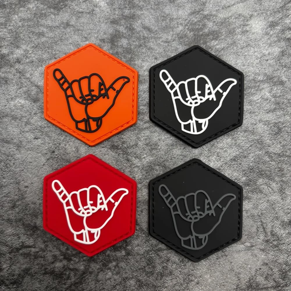 Adesivo patch in PVC con motivo a un gesto Distintivo in gomma morbida, con effetto che si illumina al buio, supporto con gancio e anello, adatto per borse, zaini, gilet e decorazioni per abbigliamento