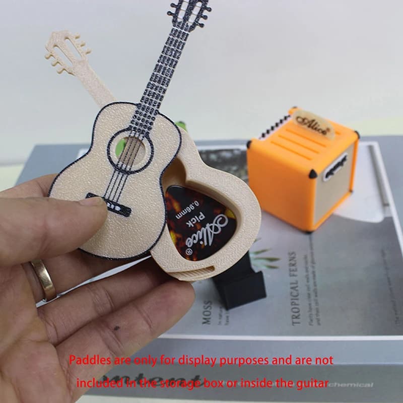 1 Set 1/12 Chitarra in miniatura per casa delle bambole con plettri e scatola di immagazzinaggio Modello di strumento musicale per la scena Accessori per la decorazione della casa delle bambole