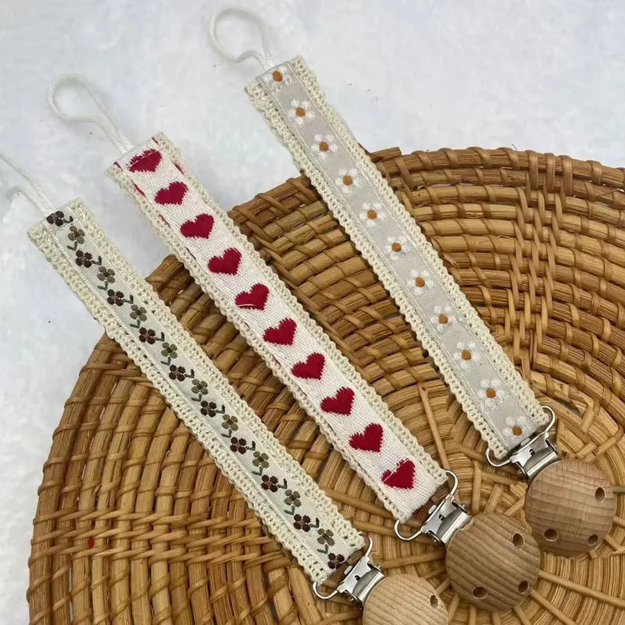 Simpatico fiore ricamo tessuto ciuccio catena ciuccio anti goccia corda appesa catena ciuccio per bambini in legno accessori per bambini