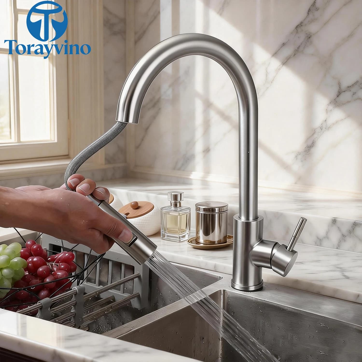 Rubinetto da cucina Torayvino Golden Brushed con doccetta estraibile a pioggia e a getto, miscelatore monocomando acqua calda e fredda