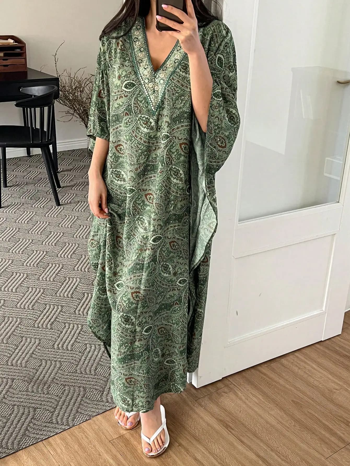 Camicia da Notte Larga da Donna con Stampa Paisley e Bordi Ricamati