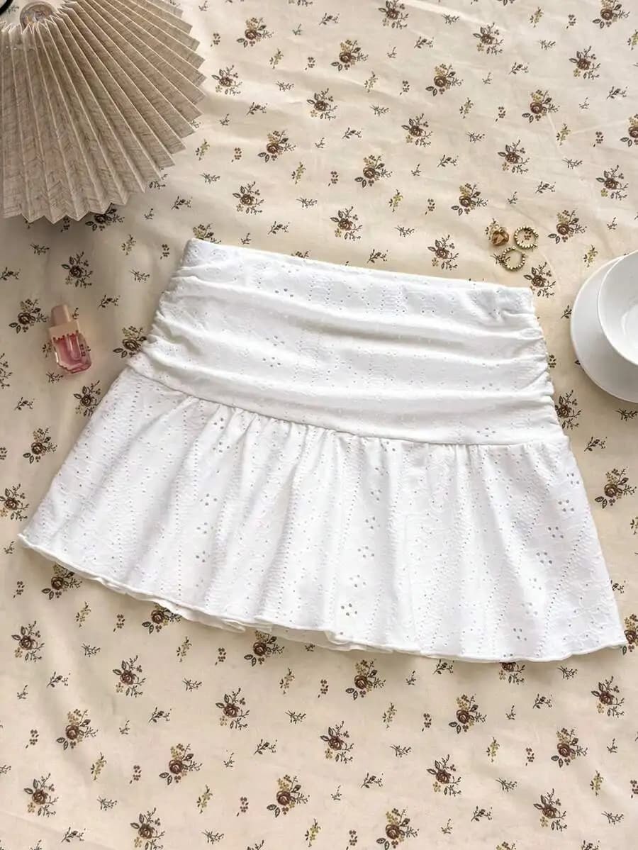Minigonna bianca a trapezio con occhiellature in pizzo e arricciature per ragazze adolescenti, abbigliamento casual estivo