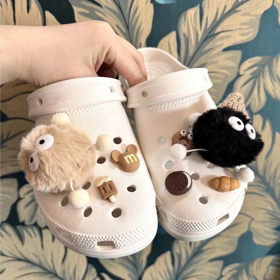 Simpatici ciondoli per scarpe Genie con palla di pelo 3D alla moda per zoccoli Accessori Sandali con diapositive fai da te Decorazione per scarpe Spille con fibbia Regali per bambini