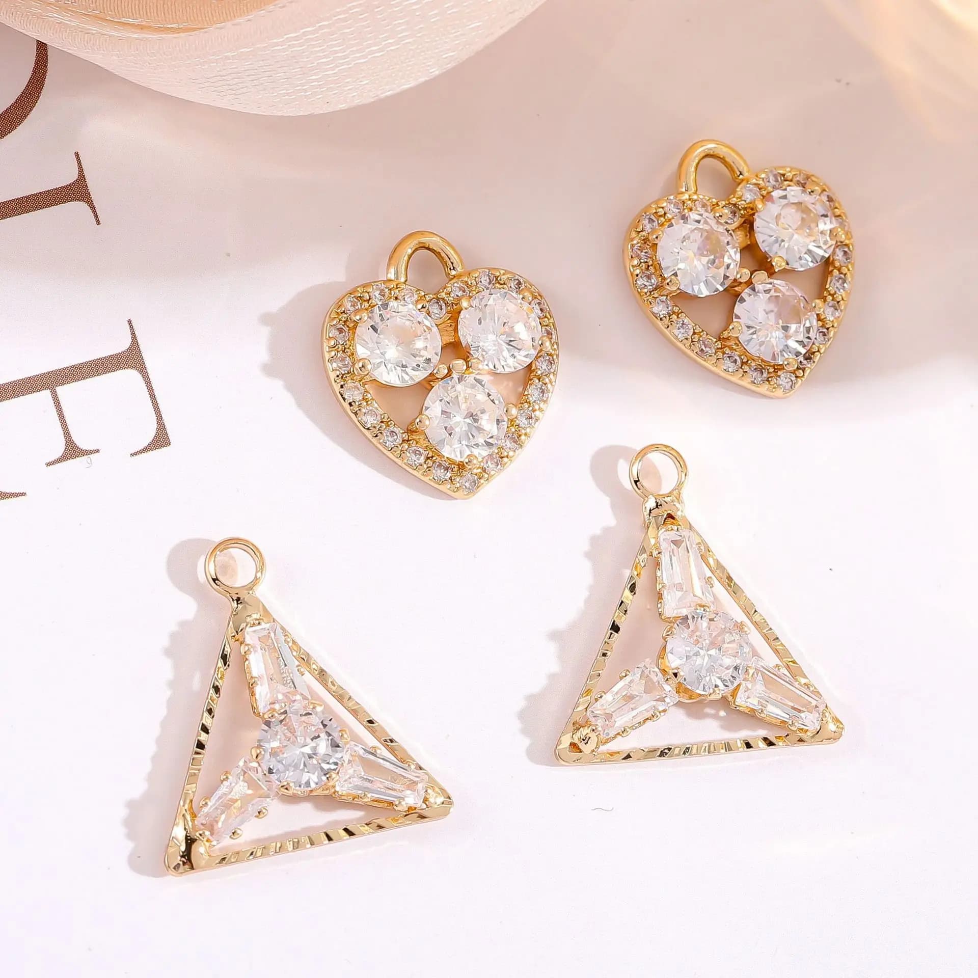 10 pz/borsa Rame placcato oro zircone triangolo ciondolo a forma di cuore Orecchini fatti a mano fai da te collana accessori per la testa