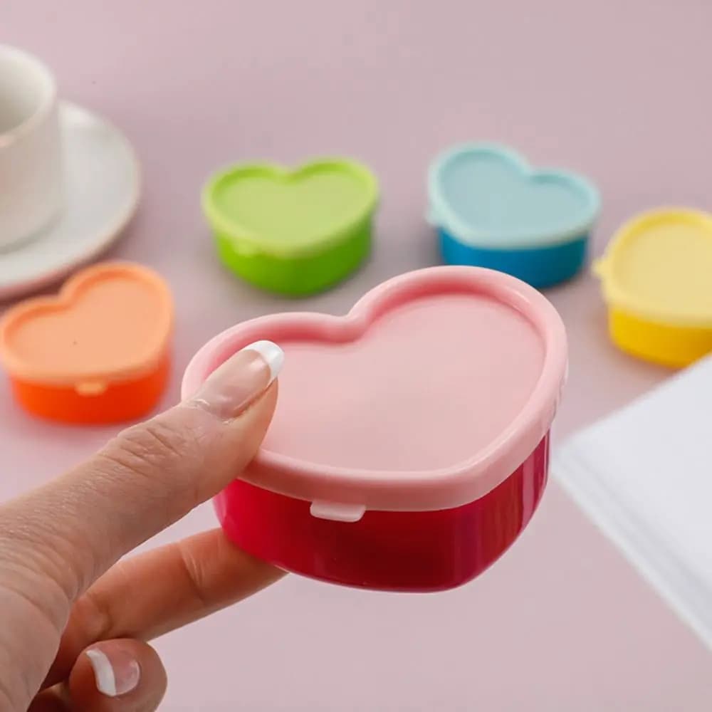 5Pcs/Set New Mini Lunch Box Plastic Reusable Squeeze Bottle with Lids Heart-shaped Food Container Salad Dressing
