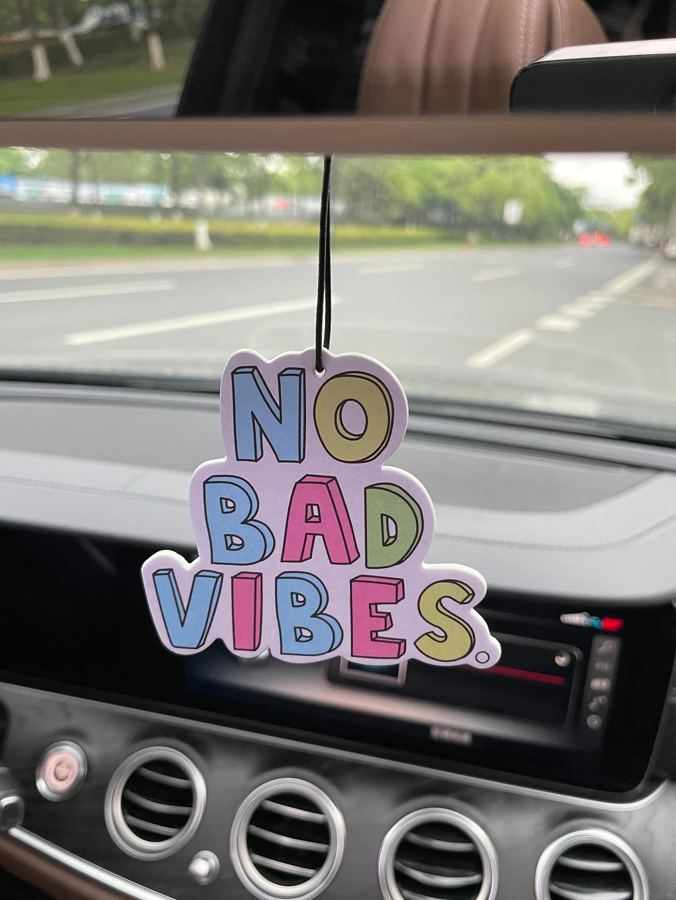 No Bad Vibes, Profumo per Auto Unisex Hilton Fragranza Fresca Cinque Stelle e Deodorante per Ambienti Non Tossico | Oli Essenziali Naturali e Pastiglie Profumate per Aromaterapia (Noroili/Grapefruit/Cedro) | Modello da appendere e doppia funzione come clip per bocchetta di ventilazione | Fragranza a Lunga Durata per 60-90 Giorni | Deodorante e Purificatore d'Aria | Adatto per l'uso in auto, case, armadi e bagni. | Stessa fragranza della quella venduta in negozio