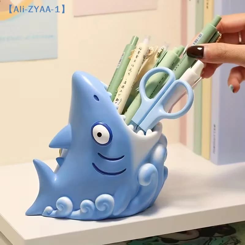 【ZYAA-1】Organizzatore da scrivania Shark da 1 pezzo, portapenne in resina e ripiano per decorazioni scolastiche per ufficio, regalo di compleanno per studenti professionisti