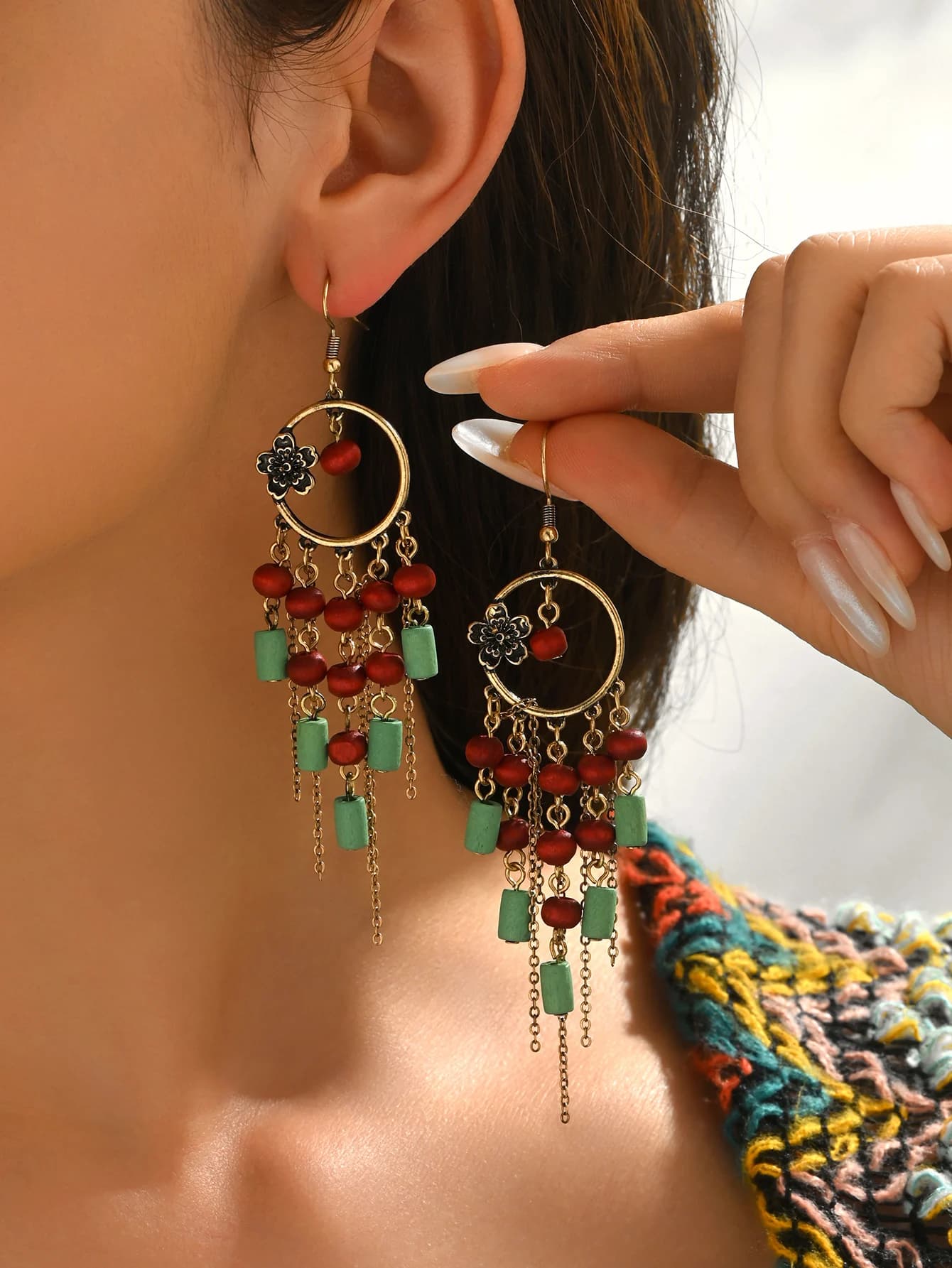 1 Pair of Bohemian Western-Style Wooden Red and Green Beaded Tassel Earrings, Vintage Distressed Hollow Flower Hoop Earrings, Dreamcatcher Earrings, Suitable for All Seasons, a Date Gift for Your Girlfriend