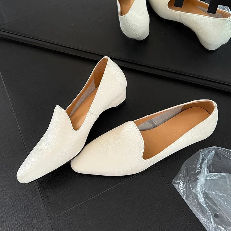 MKKHOU Women V Cut Pointed Toe Loafers 3cm Low Kitten Heel Patent Leather Cow Leather Slip On Office Daily Vintage Casual Shoes