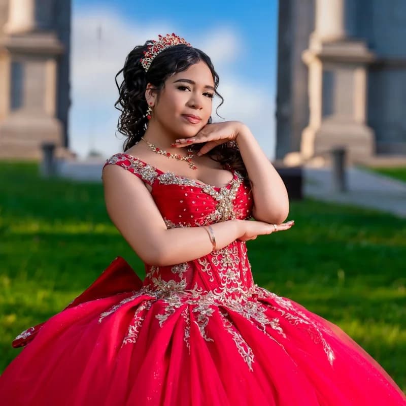 Abito rosso Quinceanera con spalle scoperte glitter di cristallo Decalcomania in pizzo Coda lunga Fiocco grande Abiti da 15 Quinceanera Personalizza