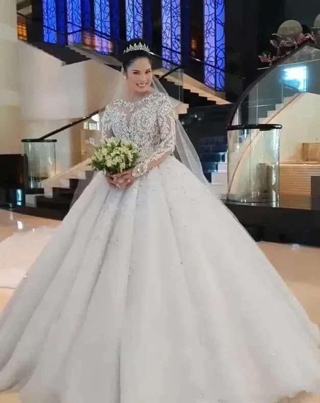 Abiti da sposa personalizzati con abito da ballo maniche lunghe applicazioni di perline collo gioiello cappella treno = abiti da sposa