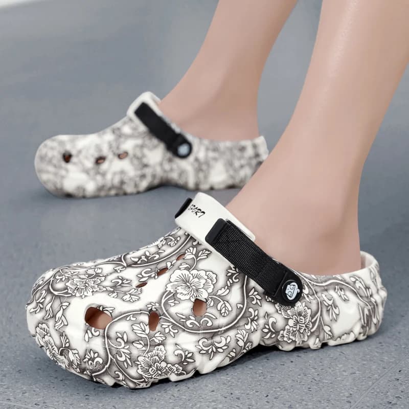 New Summer Men's Sandals New Home Garden Shoes Comfortable and Lightweight Men Slippers Non-Slip Soft Bottom Flip Flop Sandals