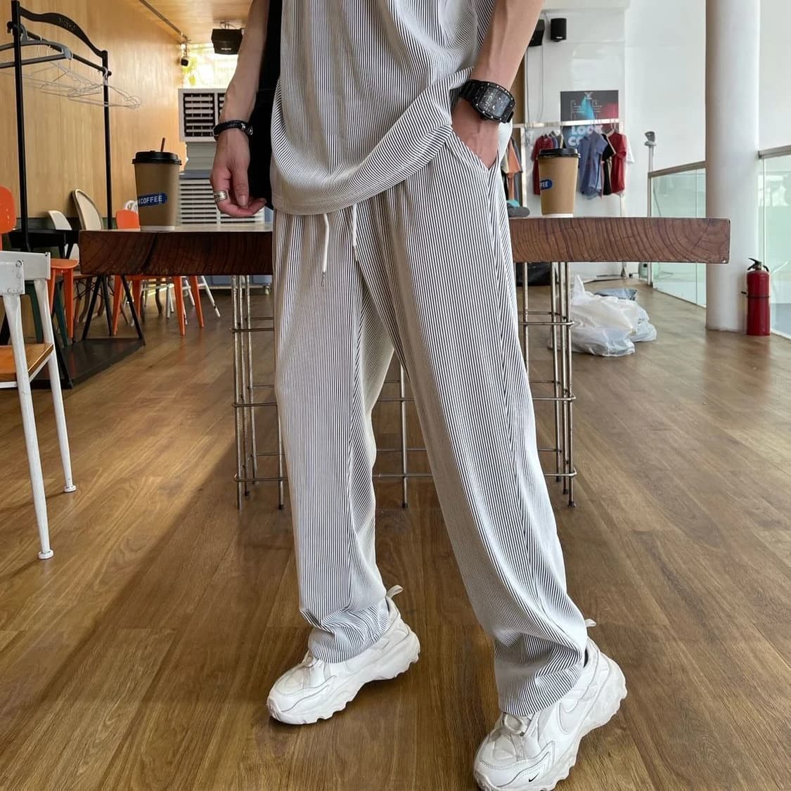 Completo Sportivo Pieghevole in Seta Ghiaccio da Uomo, Estivo Sottile Casual di Tendenza, Maniche Corte e Pantaloni Lunghi, Elegante Set 12 Pezzi per Giovani: T-Shirt e Pantaloni Lunghi
