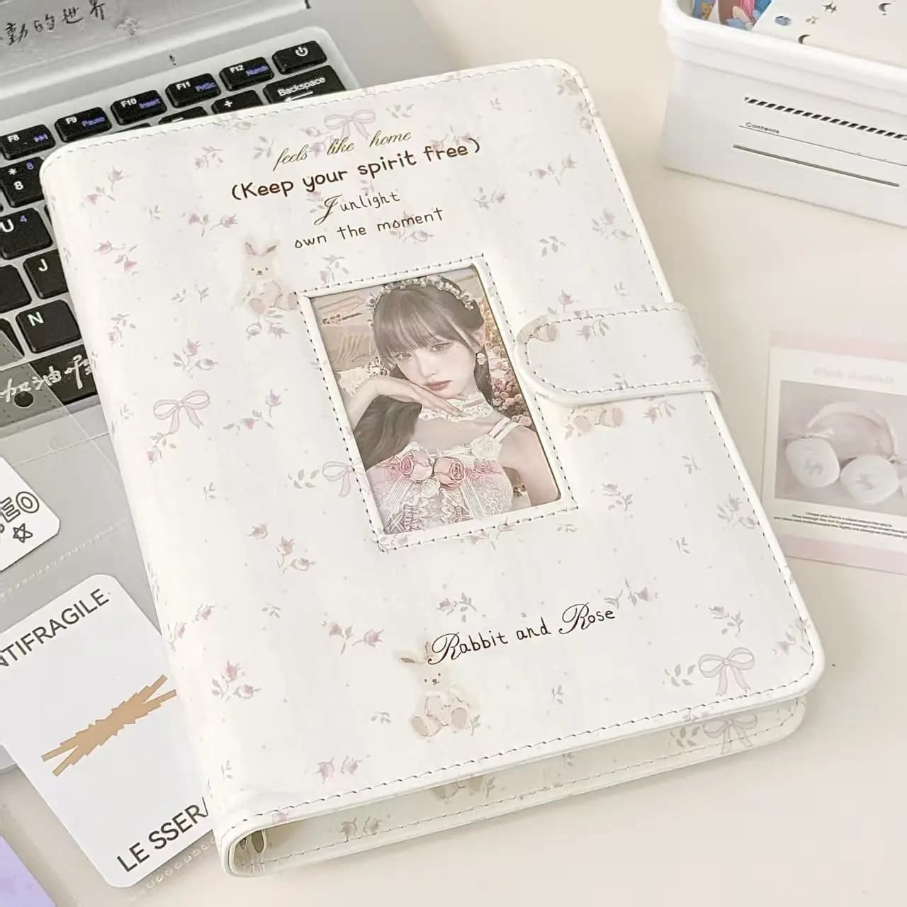 Raccoglitore per Carte A5 in PU con Copertina Trasparente, Chiusura Magnetica, 6 Fori, 4 Tasche per Fotocard, Polaroid, Quaderni, Agende, Album