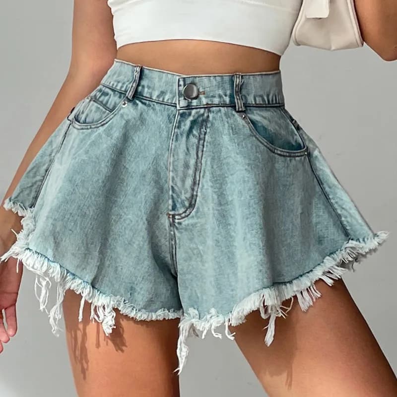Shorts in denim strappati a vita alta con frange, collezione Primavera/Estate 2026