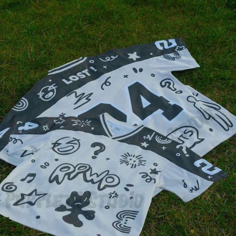 Nuova Maglia da Calcio Bianca da Uomo Estate 2026 con Stampa Nera a Graffio 'LOST!' T-shirt streetwear a maniche corte con scollo a V