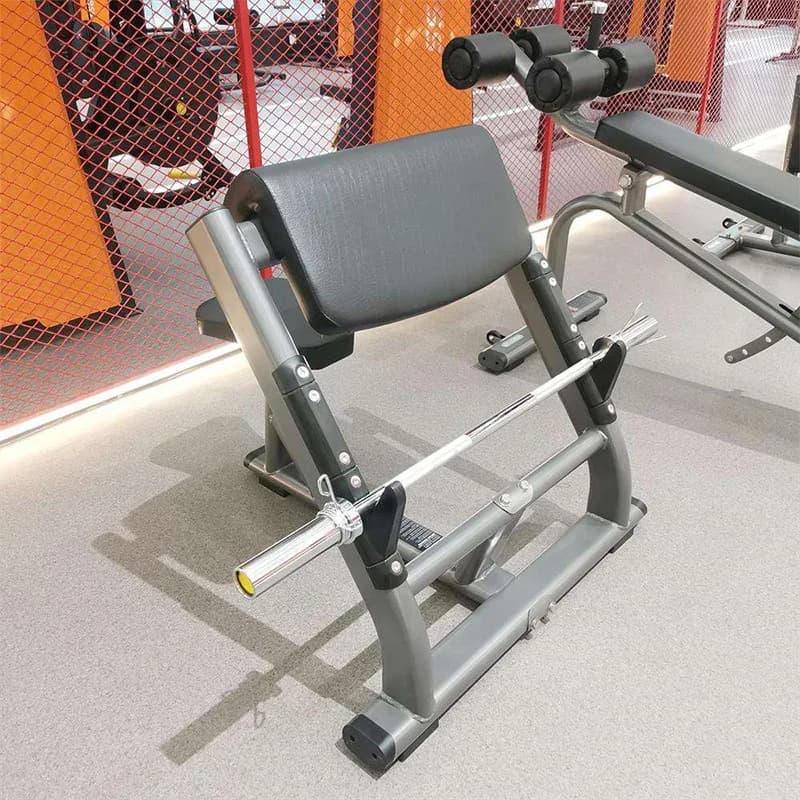Palestra indoor Fitness Trainer Braccio per sollevamento pesi Piastra per esercizi Caricato Macchina per tricipiti Panca per arricciatura predicatore seduto per bodybuilding