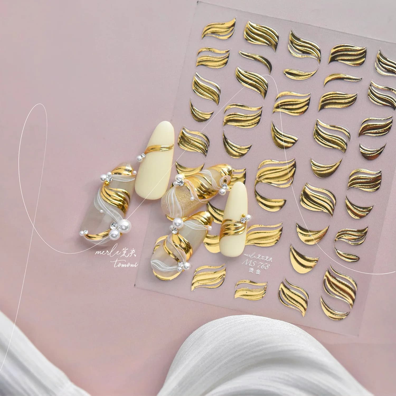 Adesivi per Unghie con Effetto Oro, Decorazioni di Lusso con Nastro Dorato, Sticker Adesivi per Nail Art Fai-da-Te, Decalcomanie Trendy per Manicure