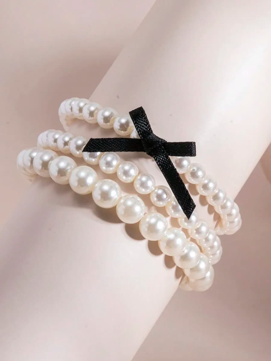 Set di 3 braccialetti impilabili elasticizzati con perle e fiocco in nastro nero - Elegante accessorio per tutti i giorni, matrimoni e feste, in bianco