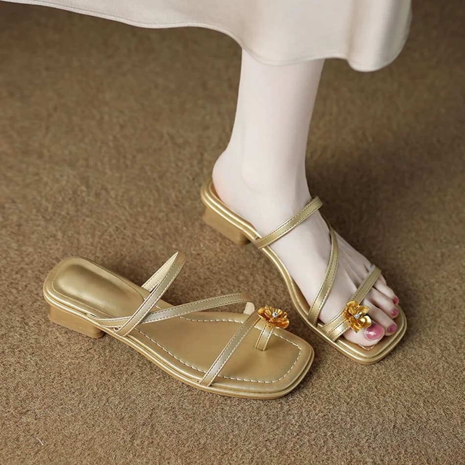 Sandali semi-trascinanti per capispalla, scarpe da donna alla moda nuovo stile 2025, non tirando ai piedi, infradito con tacco basso