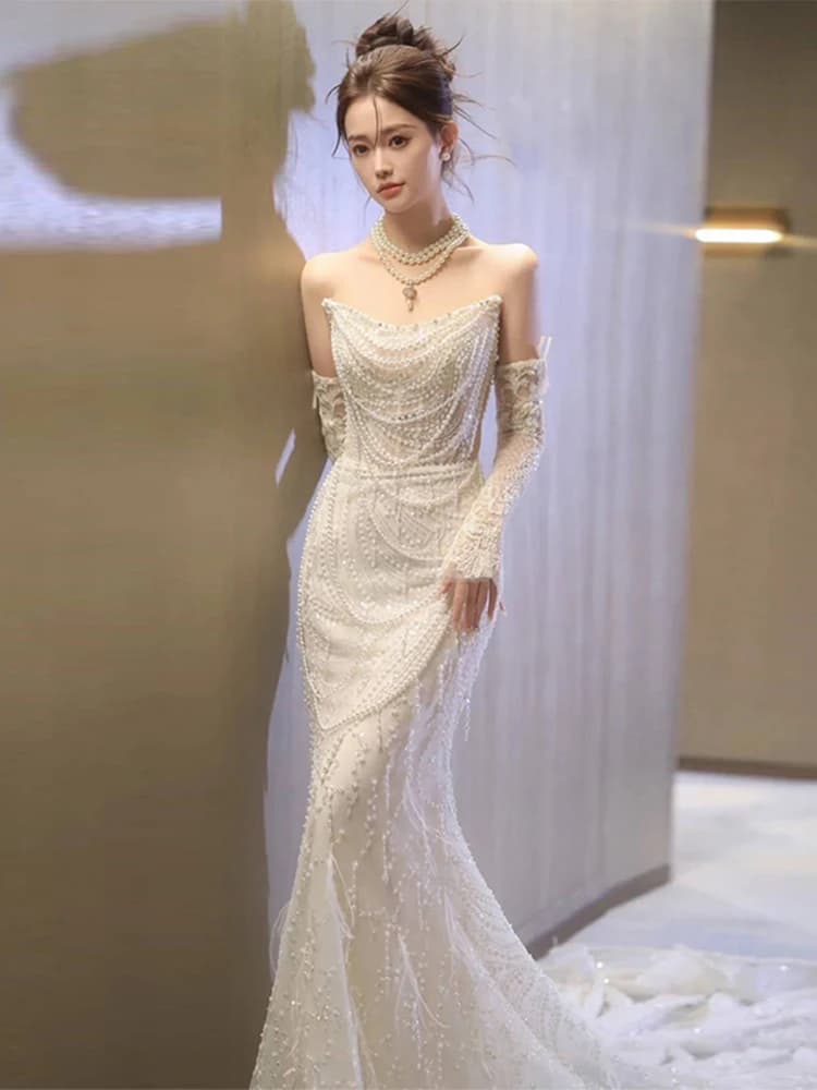 Elegante Abito da Sposa a Sirena con Perle, Vestito da Sposa Bianco con Velo, Ricami Elaborati, Abito da Ballo Sexy Senza Spalline