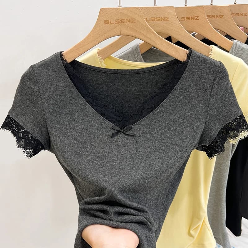 AOSSVIAO 2026 T-shirt Estiva da Donna con Fiocco a Farfalla e Bordo in Pizzo, Top Casual a Maniche Corte con Scollo a V, Crop Top Corto Slim Coreano