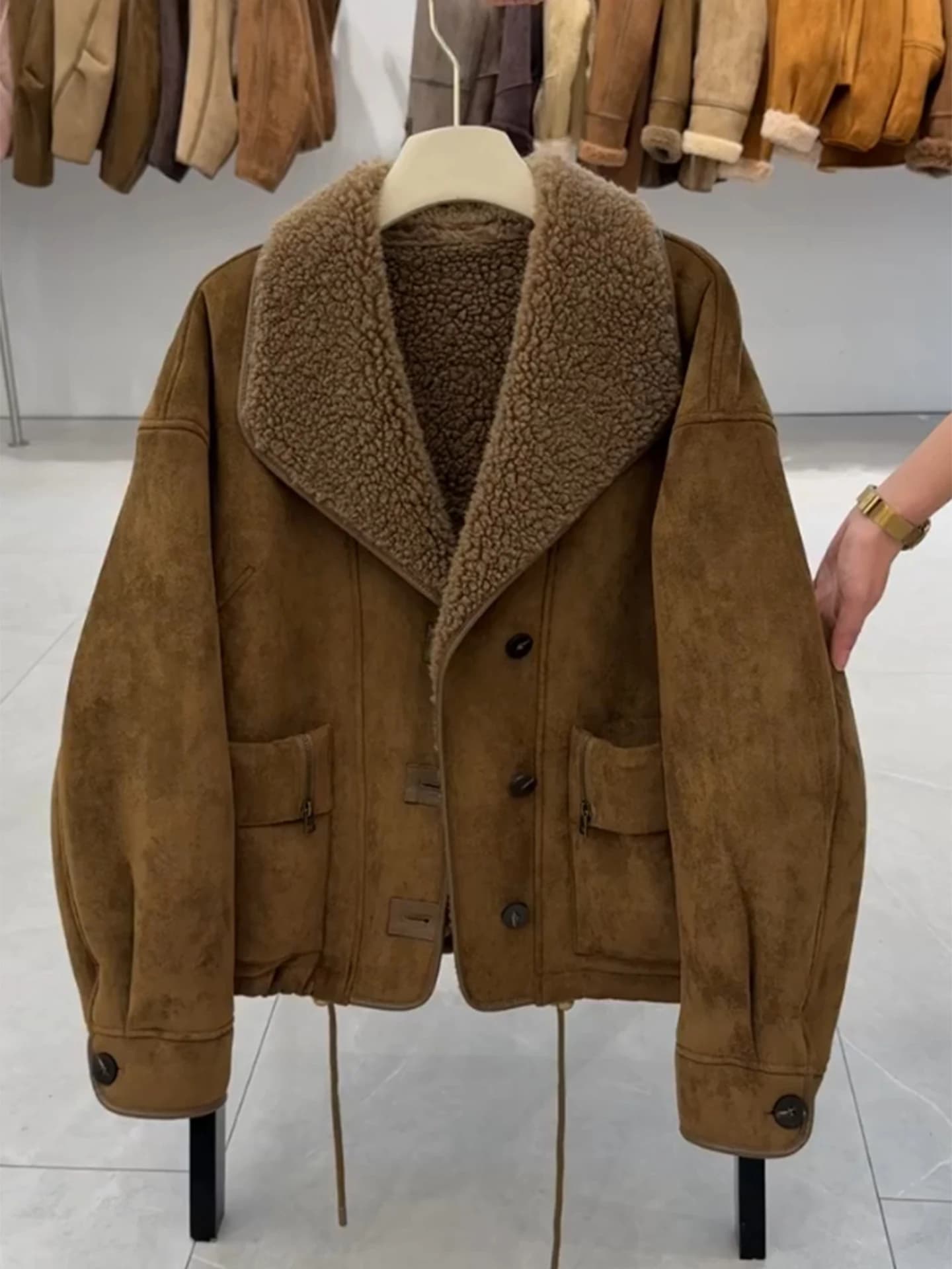 Nuova Giacca Corta in Pelliccia d'Agnello Marrone 2026, Stile Femminile, Cappotto Invernale, Moda per il Pendolarismo, Versione Standard, Pezzo Unico in Pelle e Pelliccia