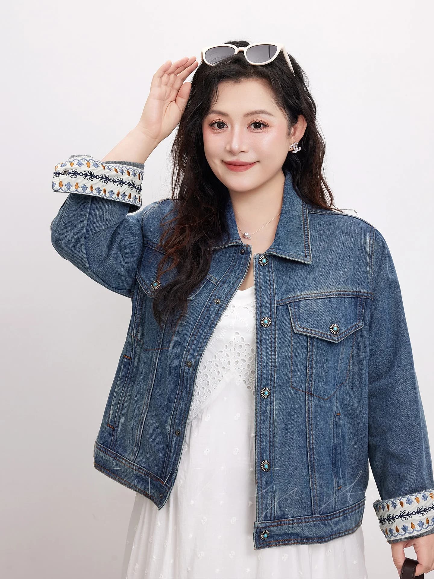 Nuova Collezione Primavera: Giacca di Jeans da Donna Taglie Forti, Ricamata, Stile Etnico, Top Modellante Meiyumei, Abbigliamento Esterno alla Moda per Taglie Grandi