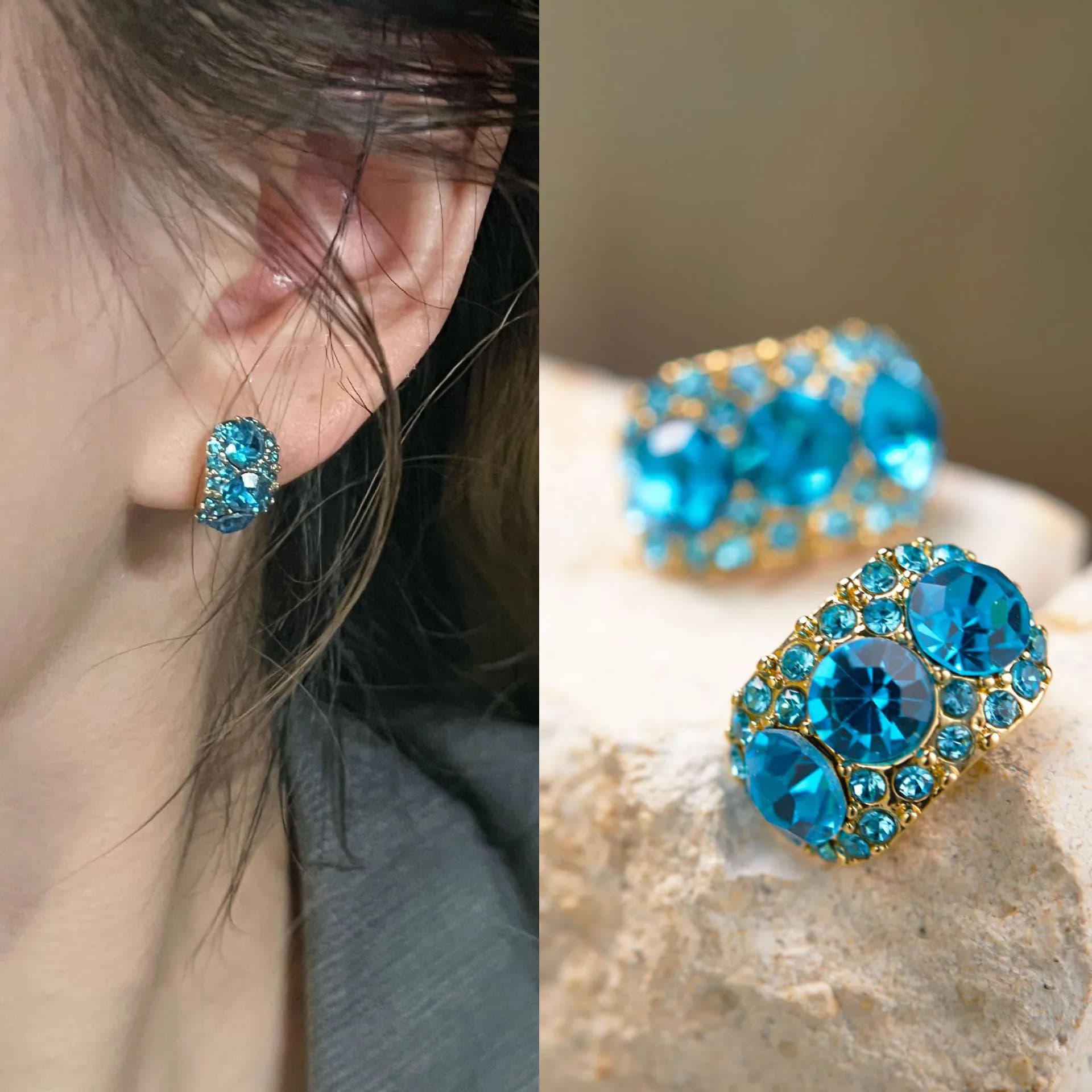 Squisiti piccoli orecchini a bottone a forma di C in cristallo blu per le donne Regali per feste di gioielli alla moda di lusso leggeri