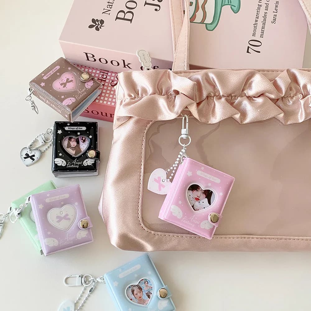 Mini Album Fotografico Kpop Fashion 2-in-1 con Ali d'Amore, Ciondolo Decorativo per Zaino da Ragazza, Portachiavi, Porta Carte, Borsa per Carte Polaroid, Regali
