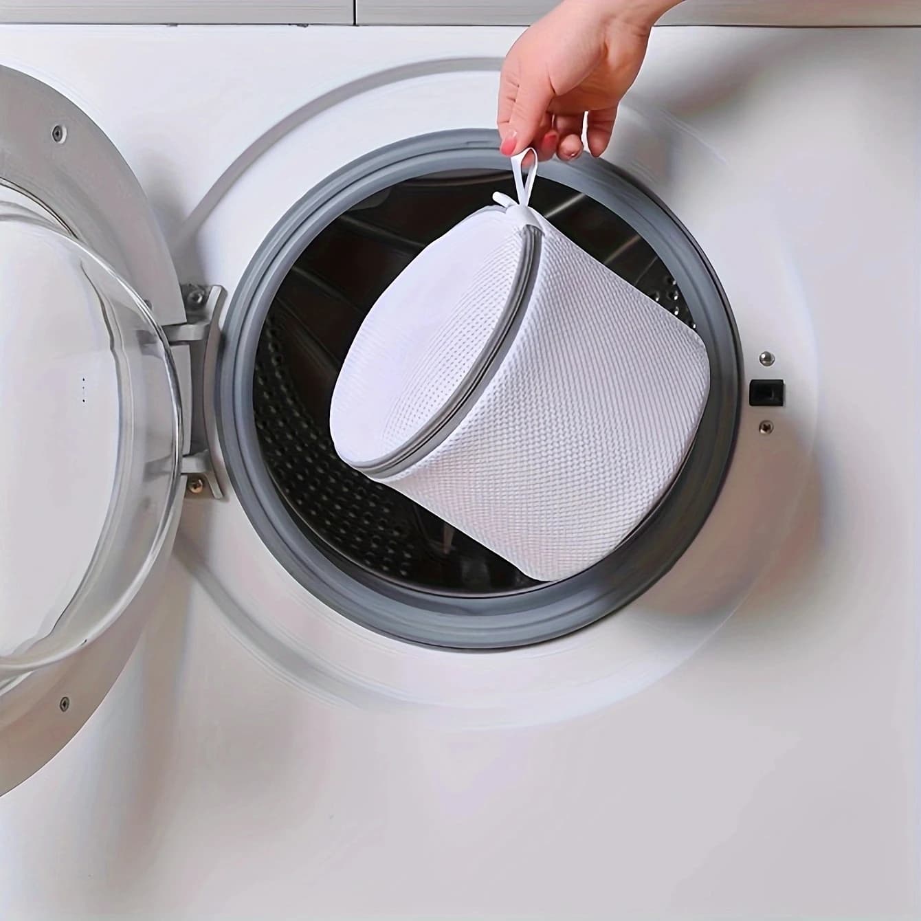 Net bag for washing lingerie, underwear and bras, with zipper, practical organizer for laundry