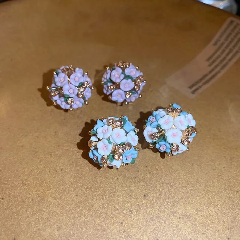 Orecchini a Fiore in Ceramica con Strass e Ago d'Argento - Eleganti Borchie di Design Fresco e Chic per Donne | Vendita all'Ingrosso