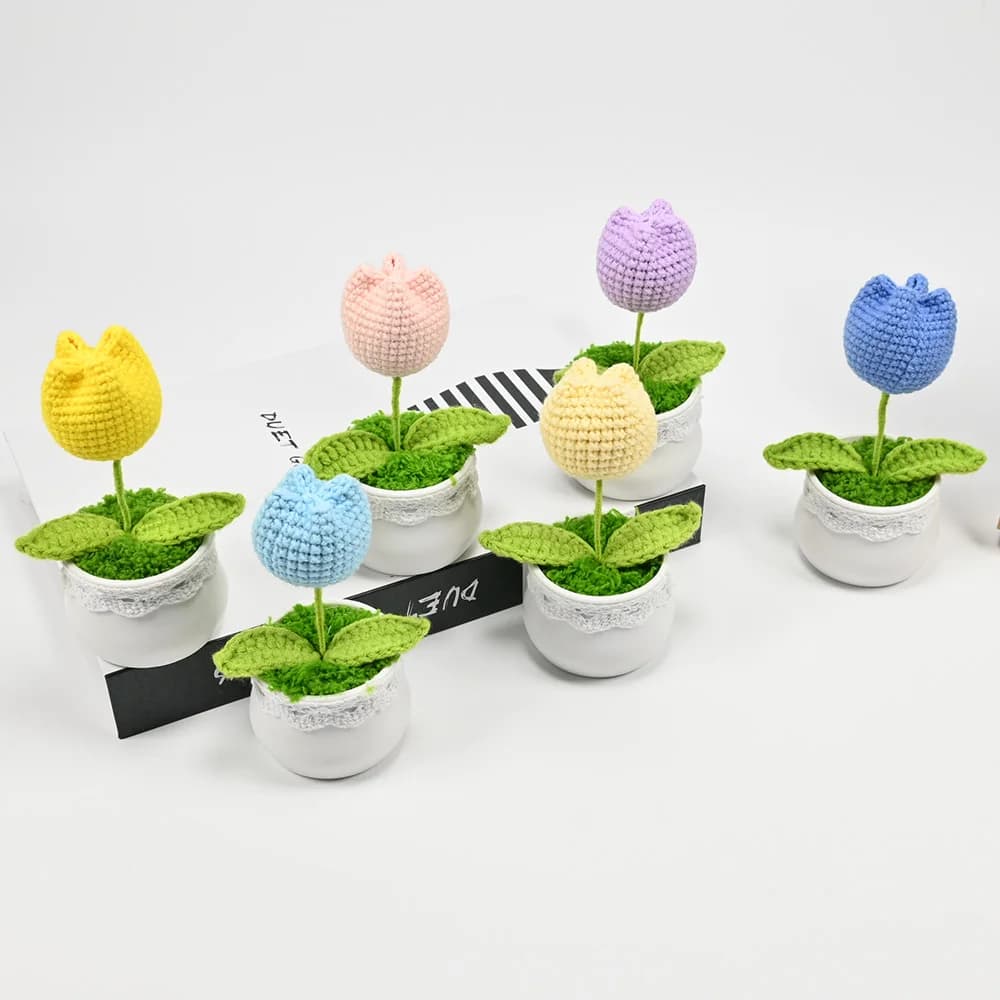 Un vaso di tulipani all'uncinetto fatto a mano, bonsai di piante artificiali, artigianato intrecciato a mano per tavolo/camera da letto di casa, decorazione per feste di Capodanno.