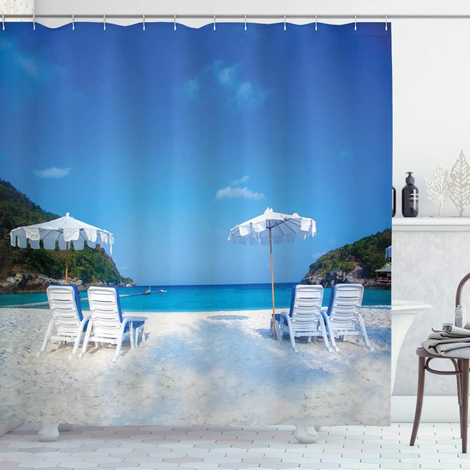 Tenda da doccia con ganci con motivo spiaggia – Spiaggia sabbiosa, oceano blu e sedie a sdraio, decorazione per bagno in stile tropicale