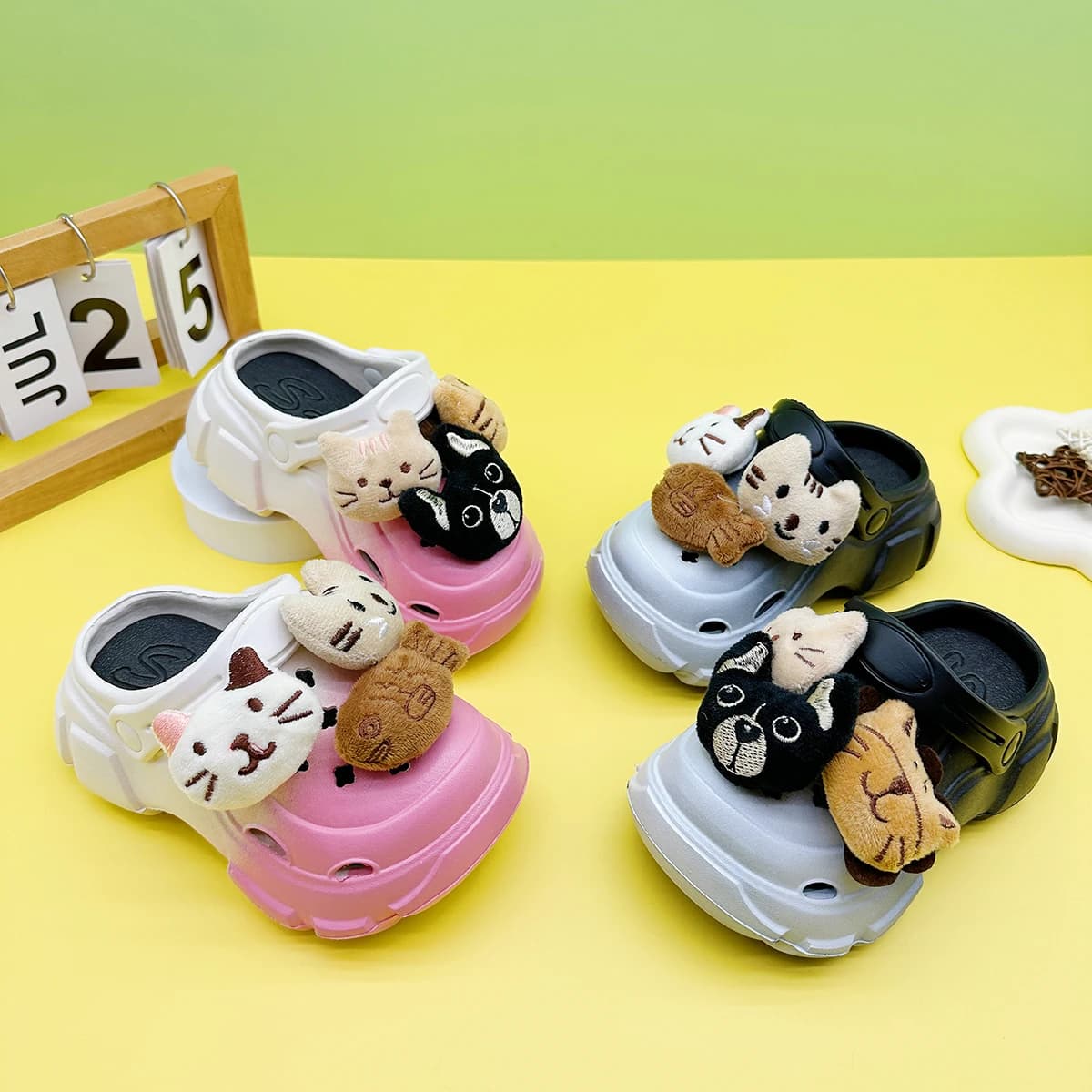Cute and Versatile Parent-Child Slippers for Boys and Girls, New Cartoon Design with Six Animal Motifs, Soft-Soled Non-Slip Closed-Toe Sandals 606