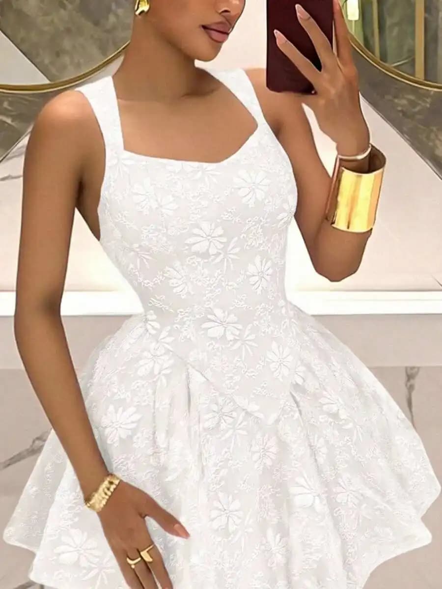 Elegante mini abito bianco in pizzo floreale a trapezio per feste, matrimoni, brunch