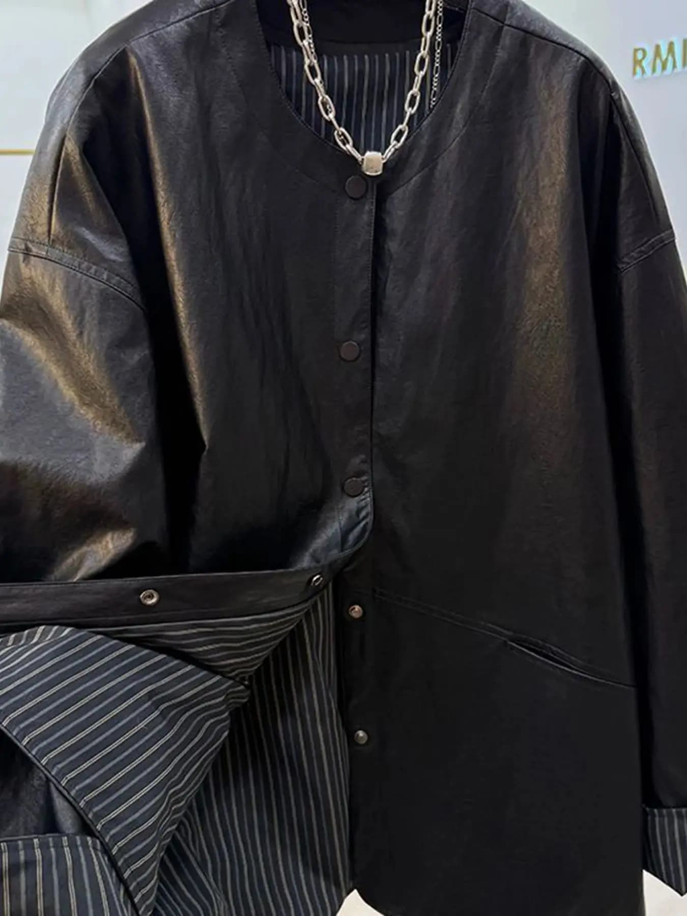 Una giacca corta da donna in pelle con scollo tondo e maniche arrotolate a righe in stile coreano super bell'aspetto, un pu sciolto con schiena rilassata e l