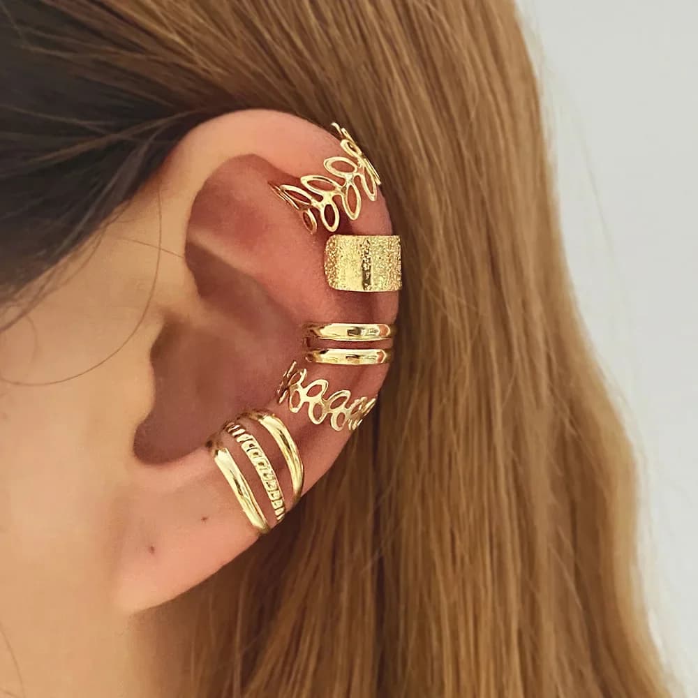 Un set di orecchini a clip a forma di C con foglie cave, dalla forma unica, senza bisogno di piercing, versatili e colorati, adatti per l'uso quotidiano e come regalo.