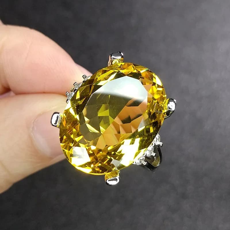 Anello di smeraldo imitazione vendita calda Anello di diamanti con topazio a forma di uovo di lusso basso europeo e americano Coppia di anelli di tormalina gialla Chi