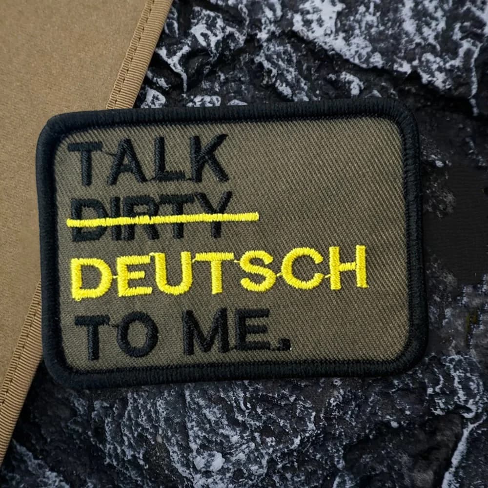 Patch Tattico Ricamato 'Talk Dirty German to Me' con Chiusura a Strappo, Distintivo Divertente per Zaino, Sistema Molle, Cappello, Jeans