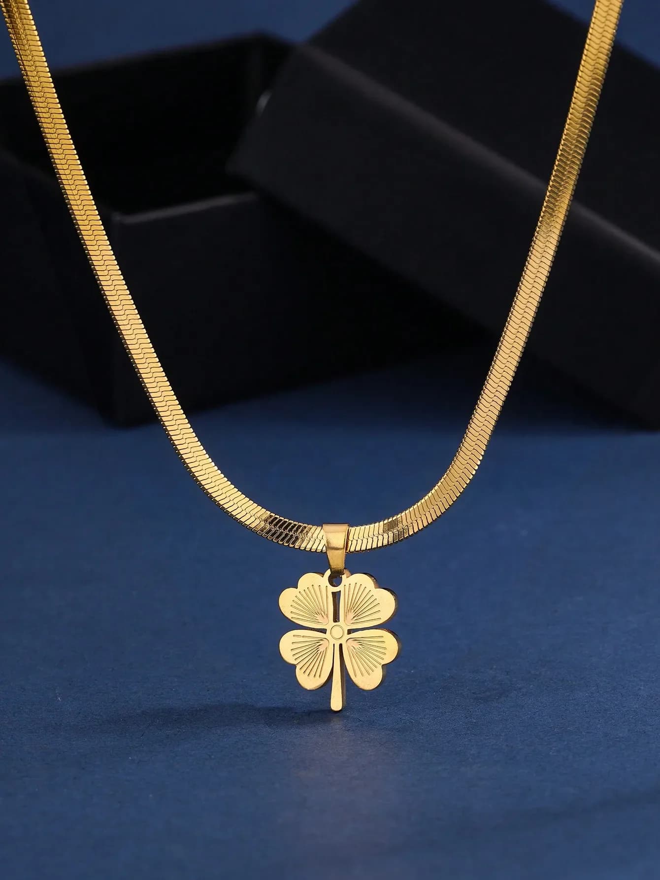 1 pezzo di catena a forma di osso di serpente in acciaio inossidabile placcato oro 18 carati, classica e lussuosa, con ciondolo a quadrifoglio portafortuna.