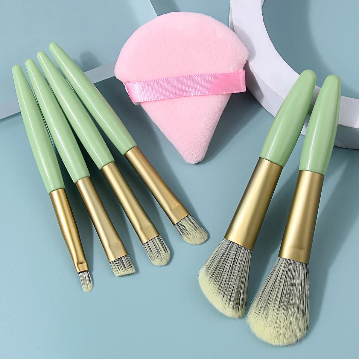 Set di mini pennelli per il trucco - pennello portatile da viaggio per fondotinta, pennello per ombretto, pennello sfumante, con spugnetta per il trucco.