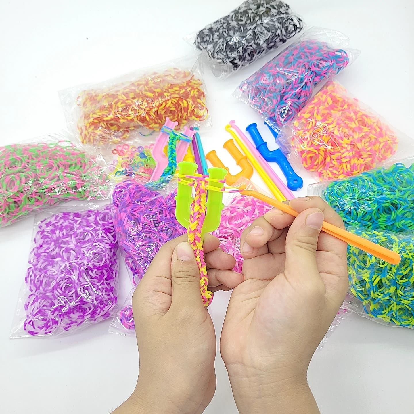 Set di braccialetti dell'amicizia, include 1 confezione di circa 450 elastici, 2 uncinetti, 2 strumenti a forma di Y, 1 confezione di 50 clip a S colorate, elastici disponibili in 10 colori tra cui scegliere, possono essere utilizzati per intrecciare braccialetti, anelli, elastici per capelli, lavori fai da te, regali per la festa della mamma, Halloween e Natale.
