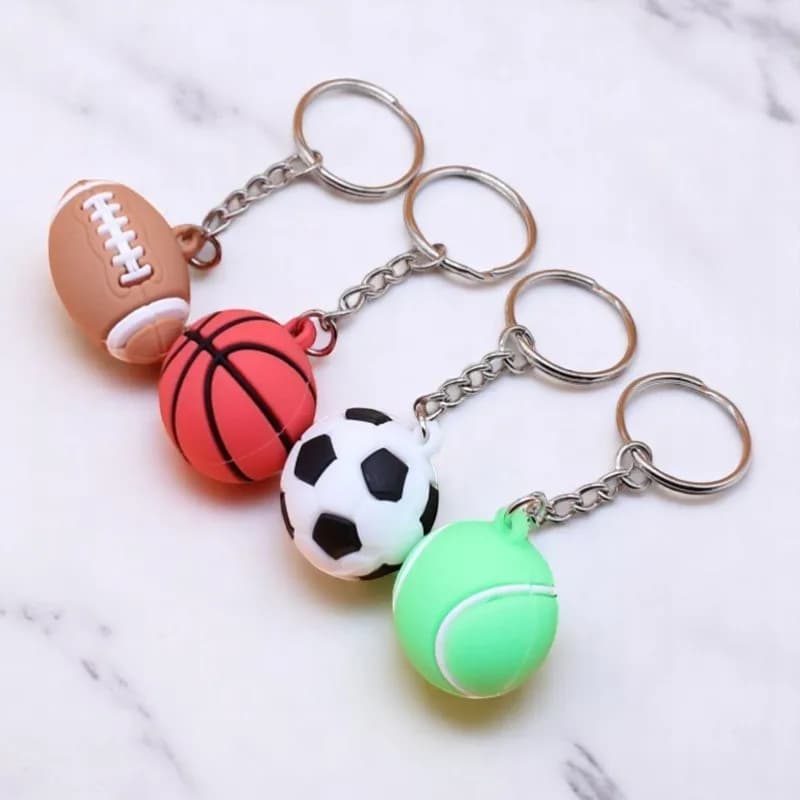 Set di 4 portachiavi con palloni sportivi, catena in metallo, tennis, calcio, basket, calcio, portachiavi, regalo per appassionati di sport, design realistico