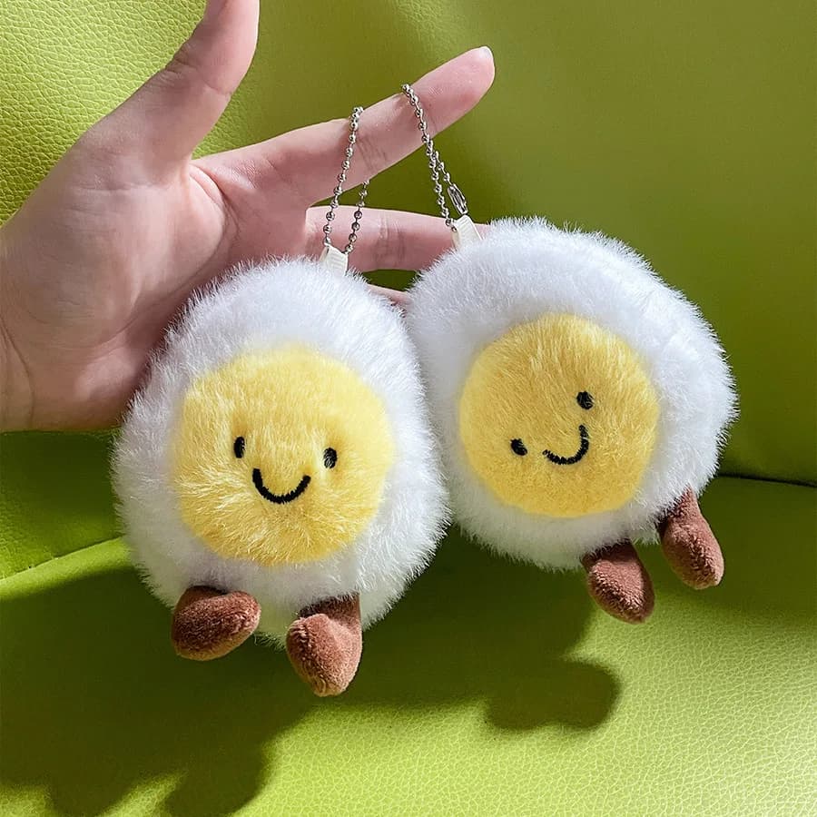 Nuovo simpatico uovo in camicia ciondolo peluche peloso coccoloso peluche bambola animali di peluche portachiavi giocattoli di peluche corti casa deco regalo per bambini