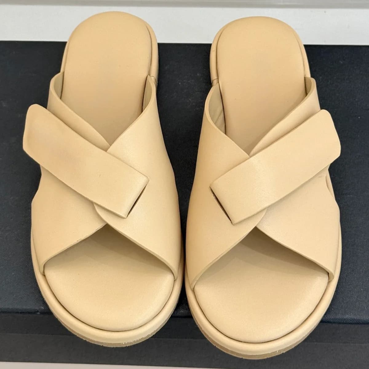 Sandali da donna in vera pelle con cinturino incrociato, ciabatte piatte a punta aperta, calzature chic e minimaliste per l'estate 2026 YYT26022225