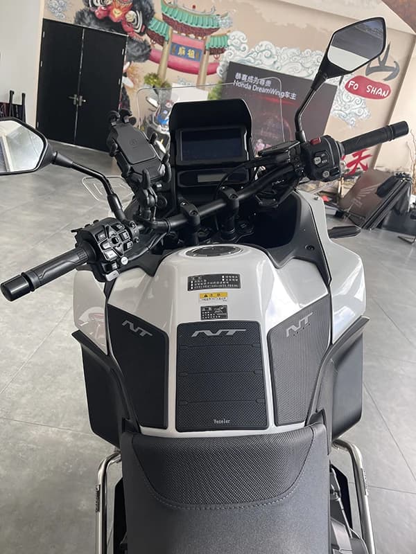 Per Honda NT1100 Moto Rilievo del Carro Armato Della Protezione Della Decalcomania Gas Ginocchio Grip Serbatoio Trazione Pad Lato nuovo modello 2024